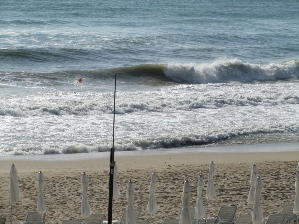 Je nach Wetterlage schöne Wellen Sol Luna Bay