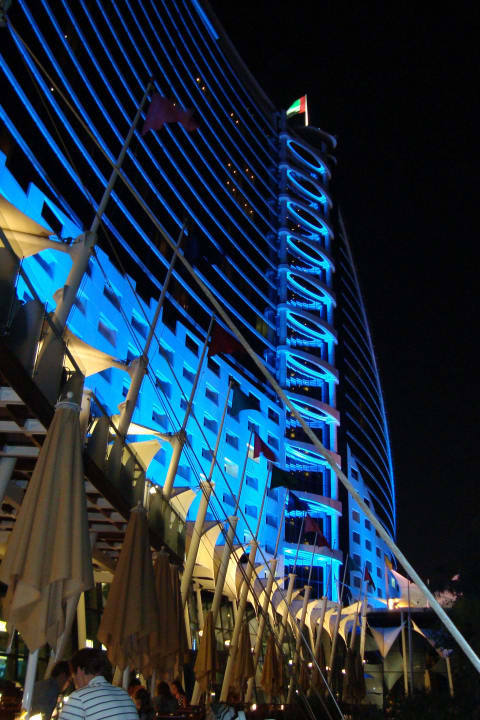 Wechselndes Lichterspiel bei Nacht Jumeirah Beach Hotel