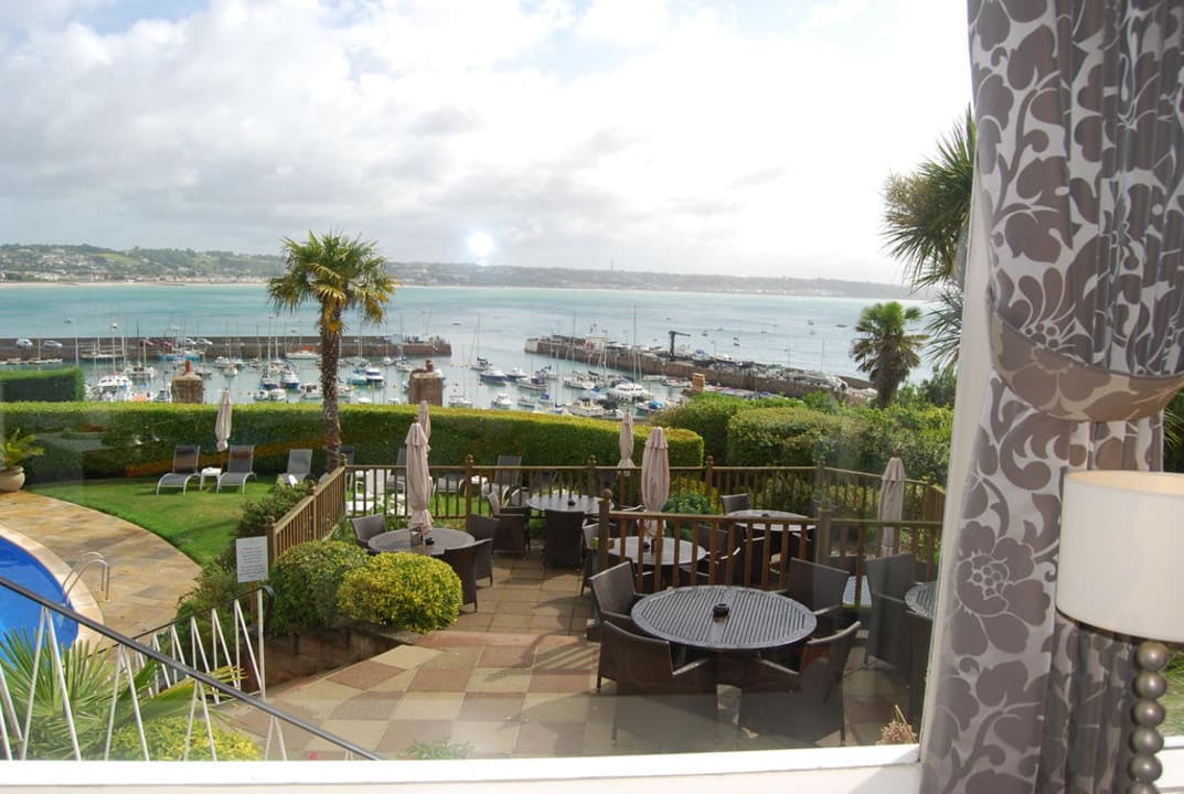 Blick vom Frühstückstisch auf Garten und Bucht Somerville Hotel