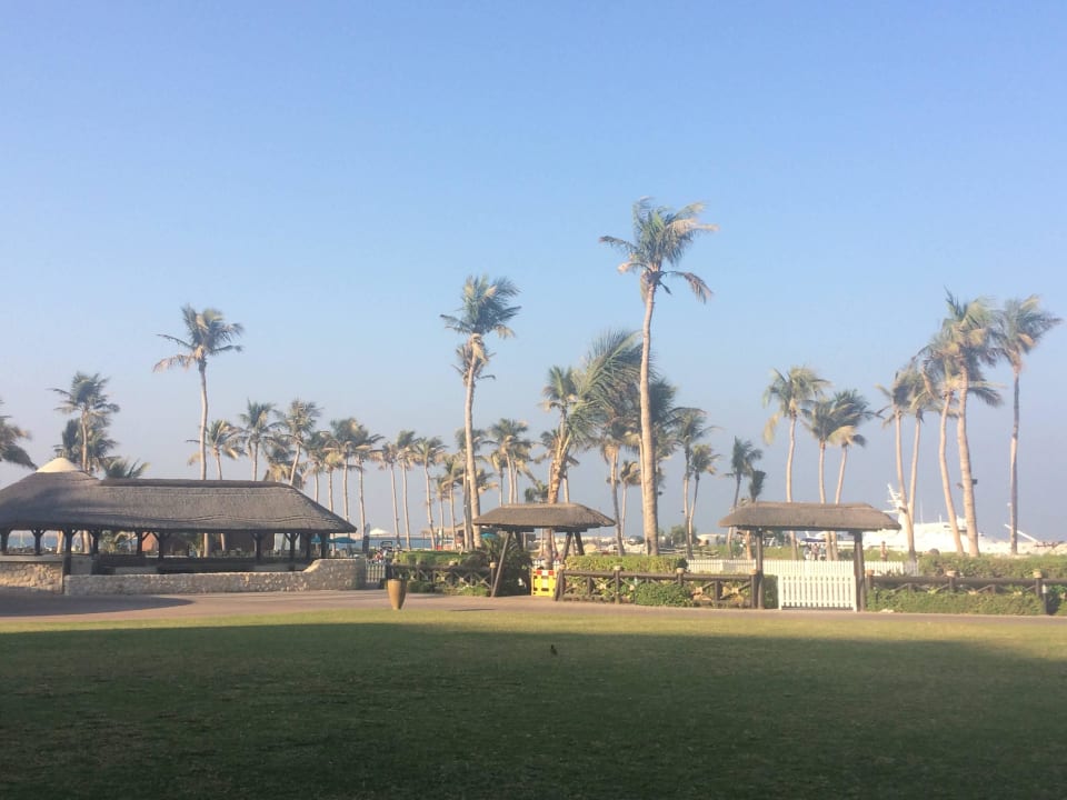 Blick vom Garten richtung hoteleigenen Yachthafen JA Beach Hotel