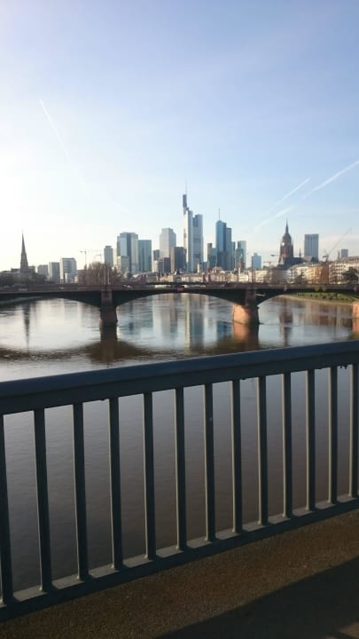 Blick auf die Skyline bei Tag von Brücke vorm Hote Lindner Hotel Frankfurt Main Plaza, part of JdV by Hyatt