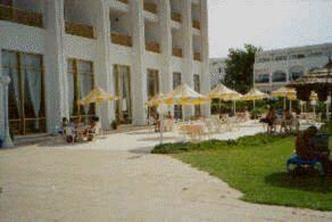 Terrasse vor der ungemütlichen Pizzeria Hotel Amir Palace