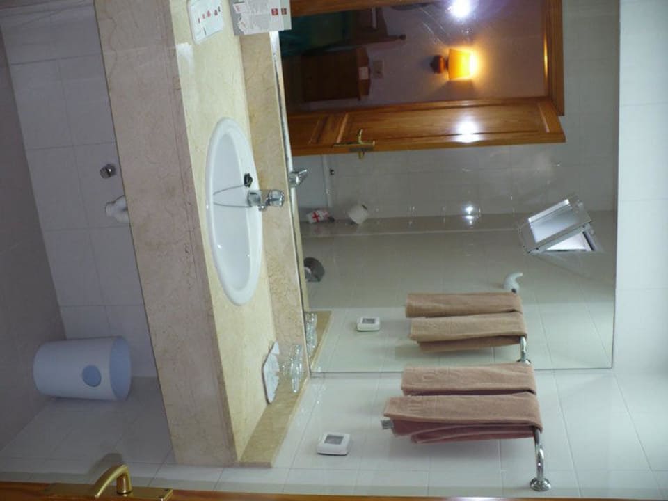 Badezimmer mit Wanne Flipflop Cala Romantica