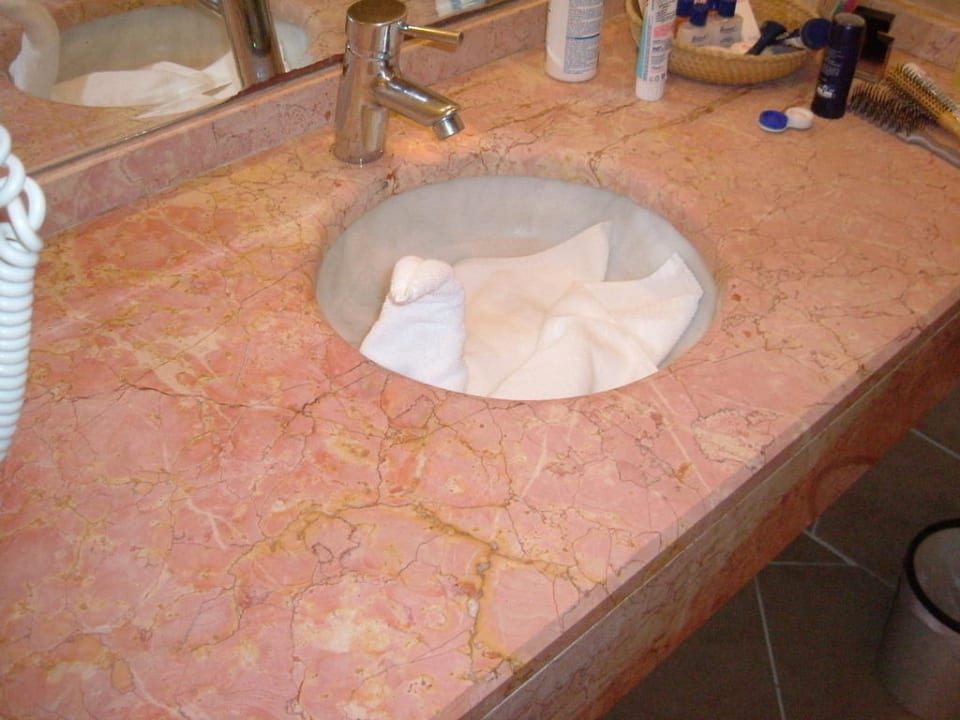 Überraschung im Waschbecken Hane Family Resort