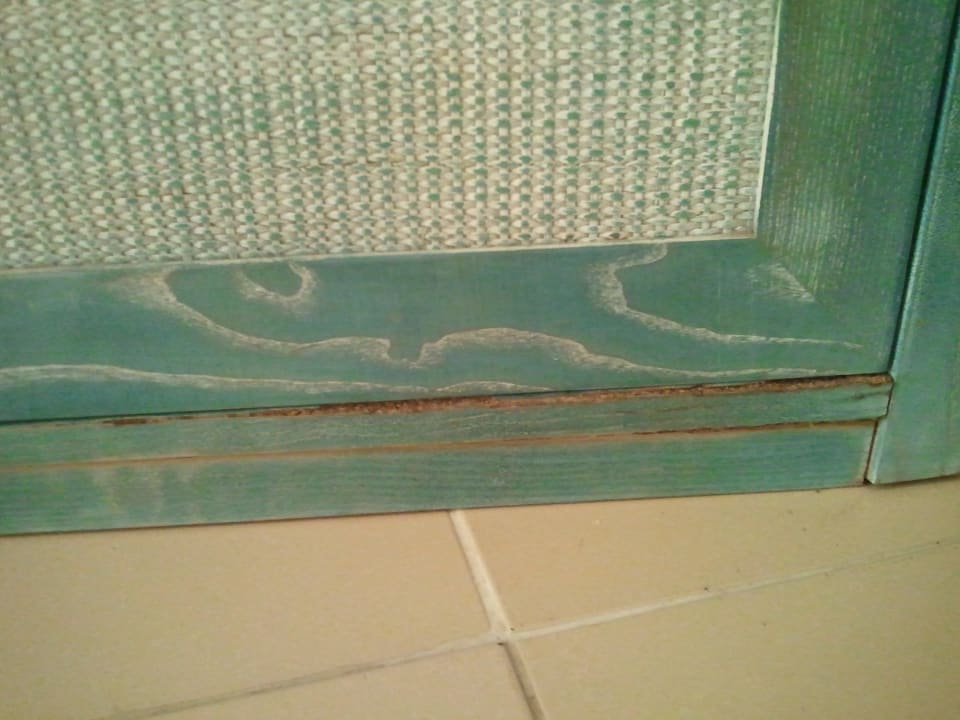 Vermoderte Möbel im Zimmer 1082 SBH Costa Calma Beach Resort