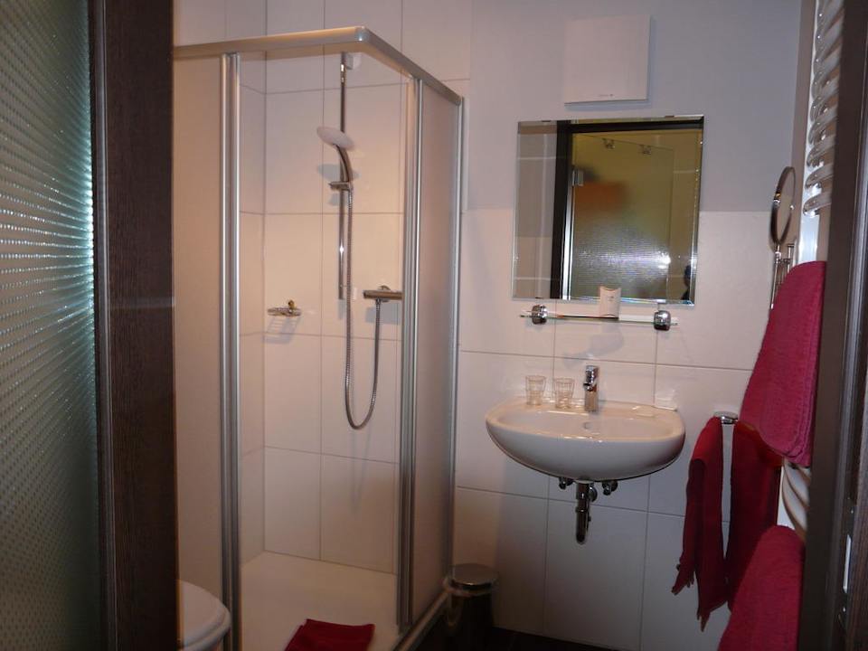 Bad  mit schöner Dusche MAARIUM Hotel