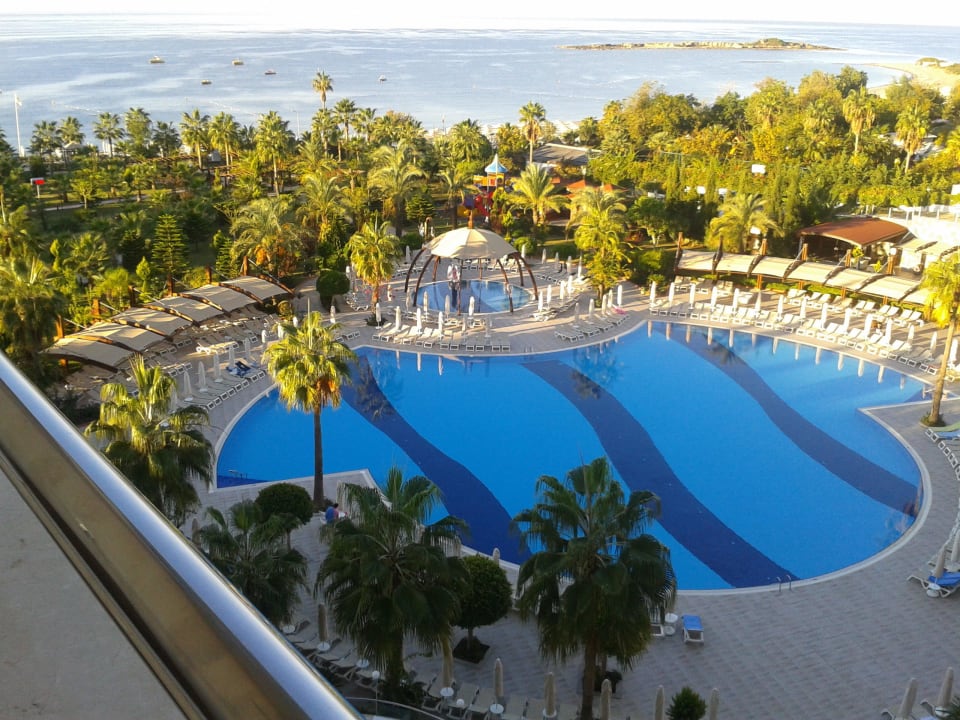 Aussicht aus Zimmer 420 auf Pool und Meer Saphir Resort & Spa