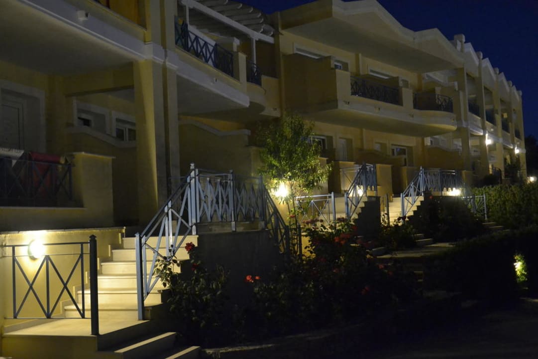 Nachts in der Hotelanlage Ithea Suites Hotel