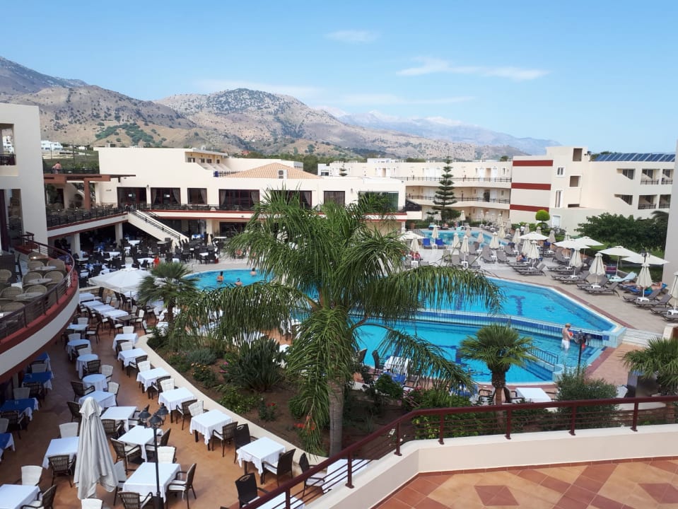 Pool Vantaris Palace
