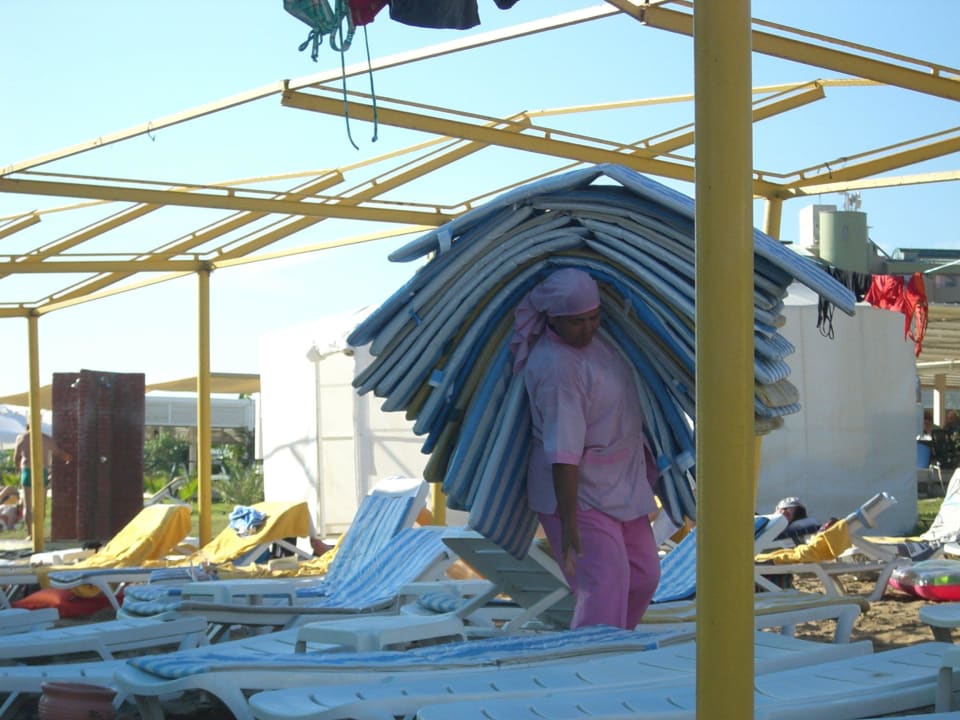 Krafteinsatz der Strandfrau. Hochachtung! Hotel Orfeus Park