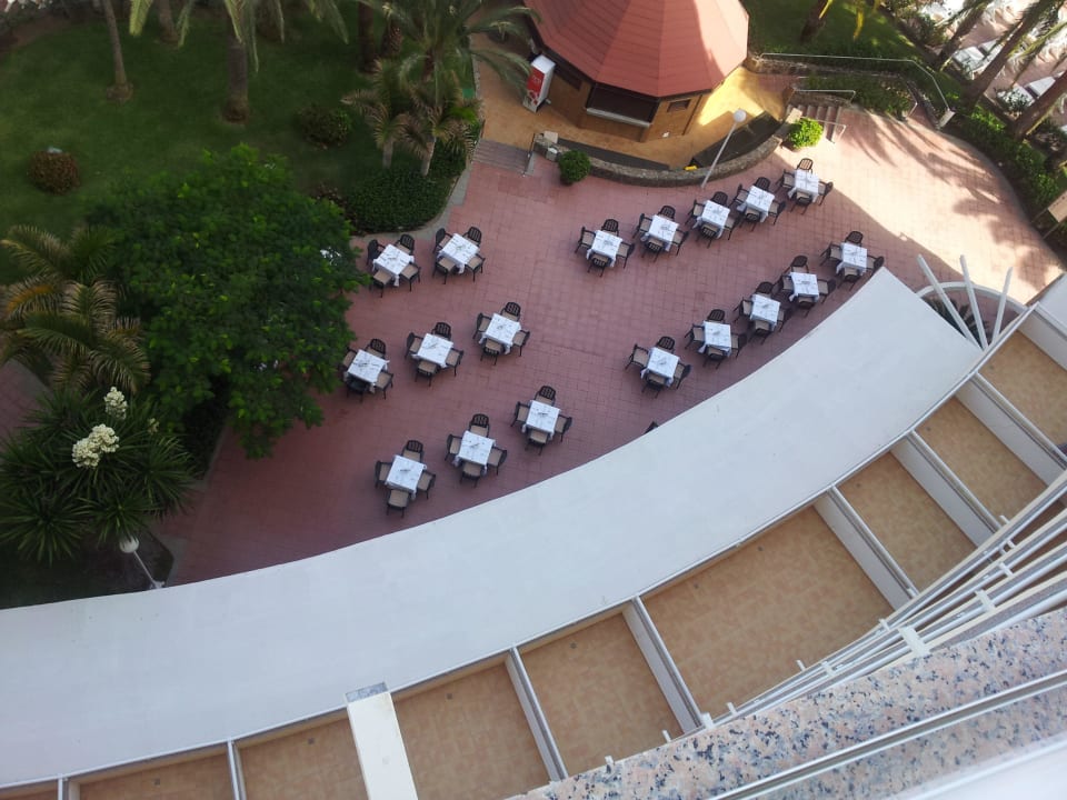 Tische draußen zum Frühstücken und Abendessen Hotel Riu Palace Palmeras