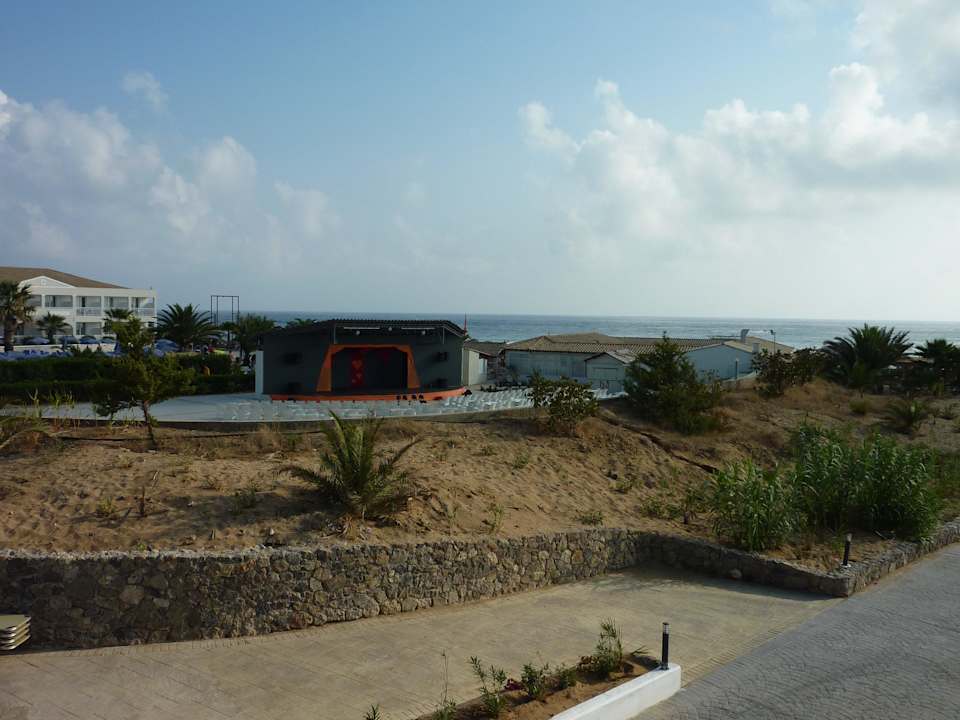 Blick vom Balkon auf Amphitheater Sandy Beach Resort
