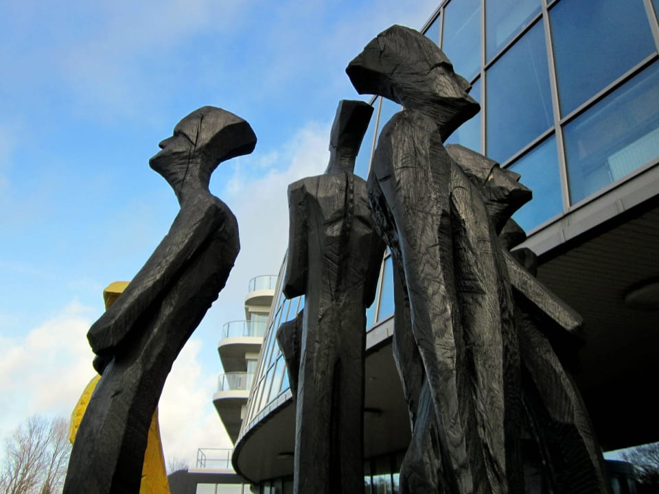 Skulpturen am Eingang THE GRAND Ahrenshoop