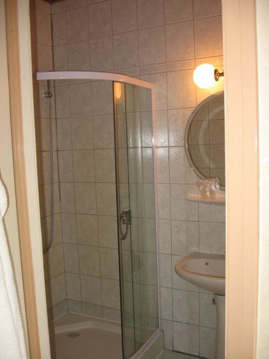 Koupelna s WC / bathroom and toilet Hotel Manzard