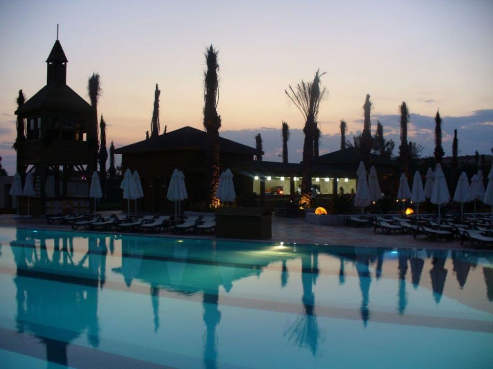 Poolbar abends Sunis Kumköy Beach Resort Hotel & Spa