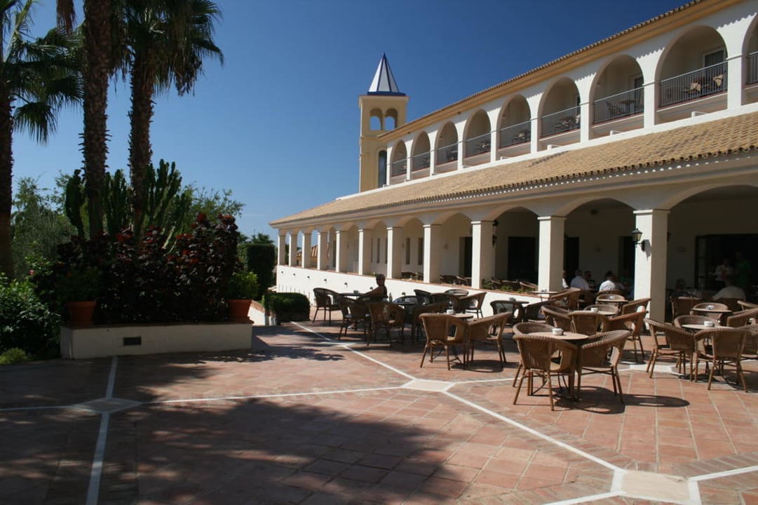 Weg zur Poolanlage mit Außensitzen der Bar Fuerte Conil-Resort