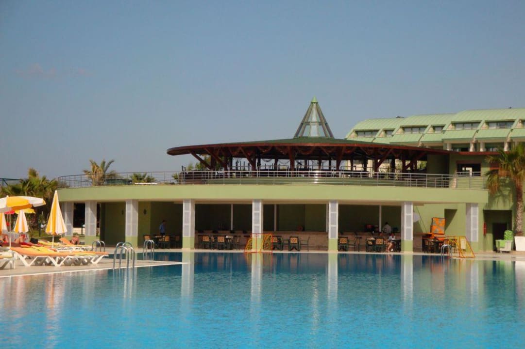 Pool mit Bar VONRESORT Golden Coast