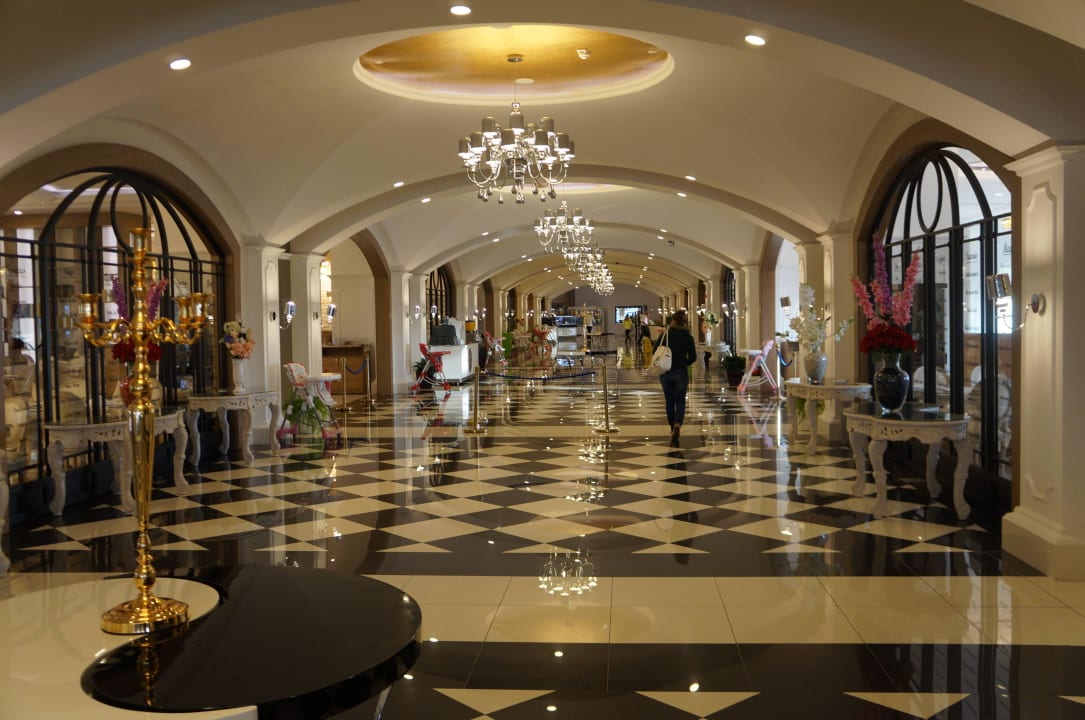 Огромный ресторан Hotel Delphin Imperial
