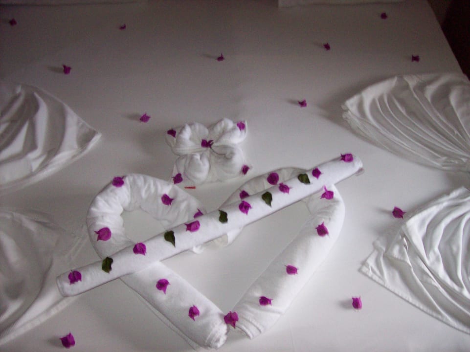 Bett wurde mal dekorativ hergerichtet  Alara Hotel