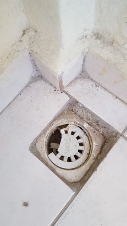 Schmuddeliger, gebrochener Wasserablauf im Zimmer. Hotel Aslan City Kleopatra