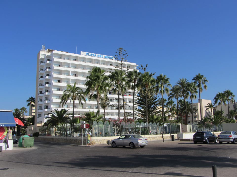 Hotel von der Strandpromenade aus CM Playa del Moro