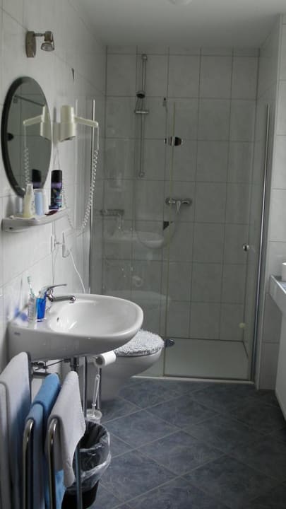 Großes sauberes Bad mit Dusche Hotel Landgasthof Happe