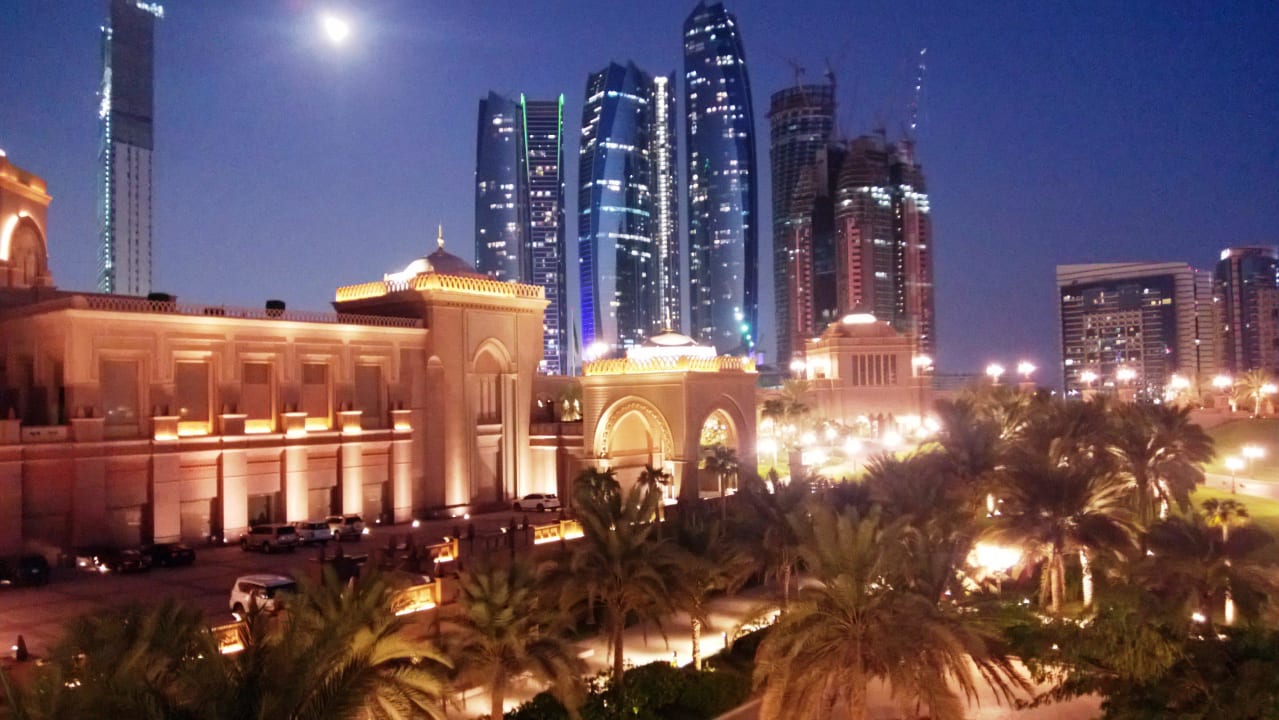 Riesiges Grundstück - Zufahrt und Parkplätze  Emirates Palace Mandarin Oriental