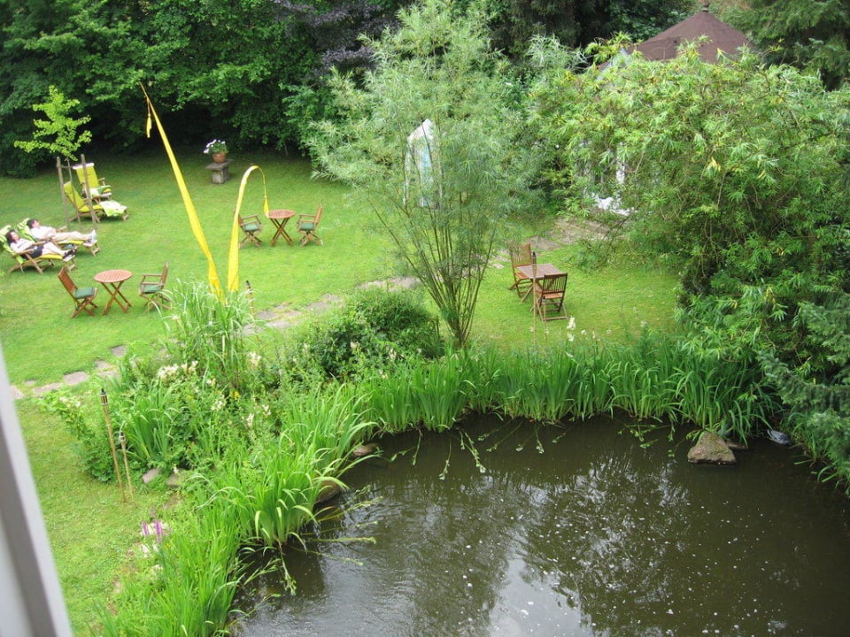 Garten mit Teich Romantisches Hotel Menzhausen