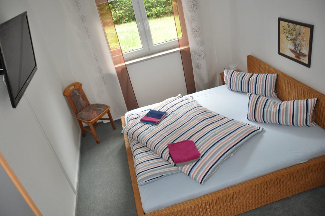 2. Schlafzimmer mit Flachbildfernseher Ferienhaus St. Augustin