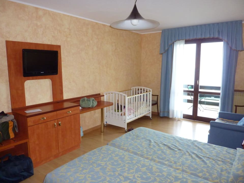 Blick durch unser Zimmer in Richtung Balkontür Hotel Caravel