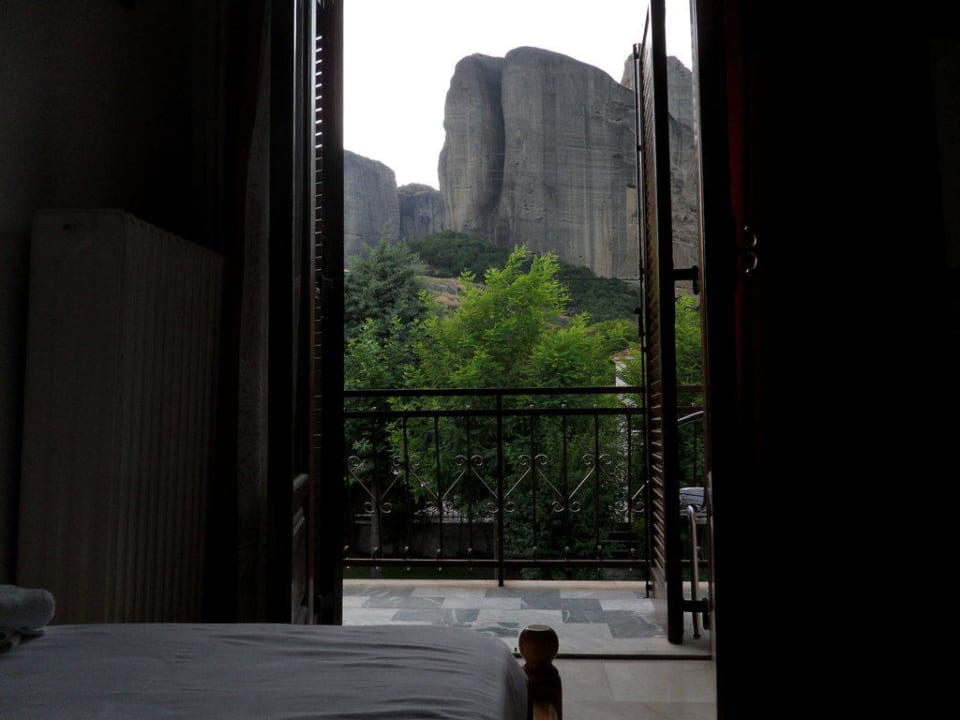 Meteora vor der Tür Hotel Zozas Rooms
