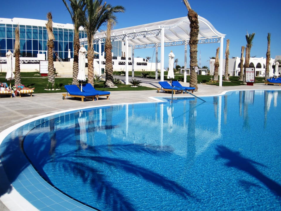 Pool mit Zugang zum Restaurant Hilton Marsa Alam Nubian Resort