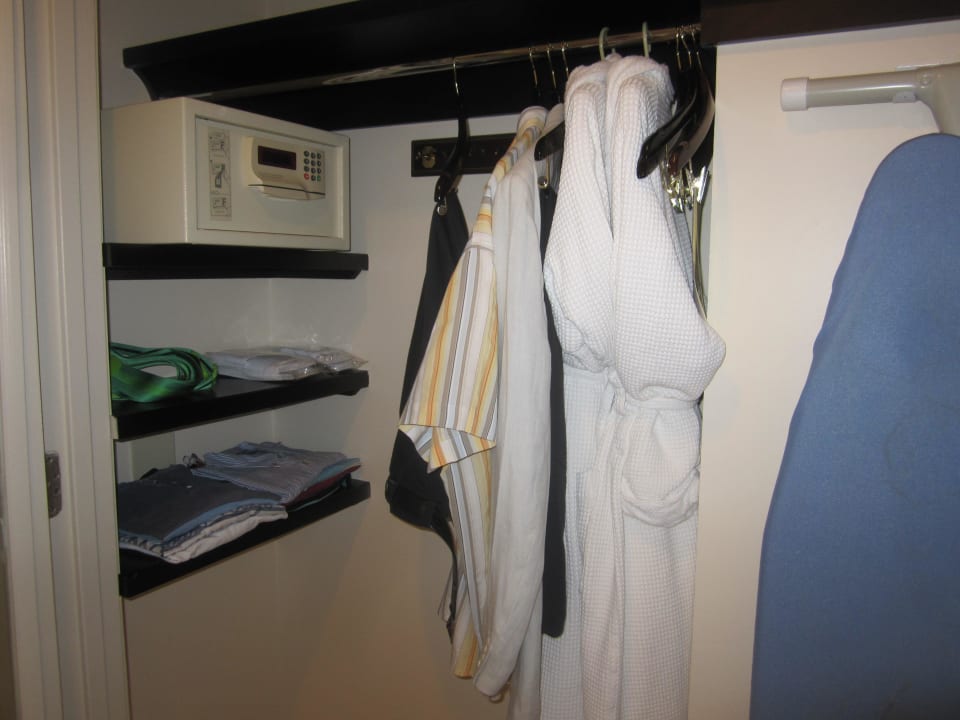 Schrank mit Safe Hotel The Atlantic Resort & Spa
