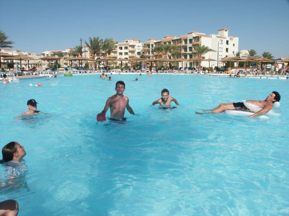 Mein Sohn und ich im AKtiv-Pool Pickalbatros Dana Beach Resort - Hurghada