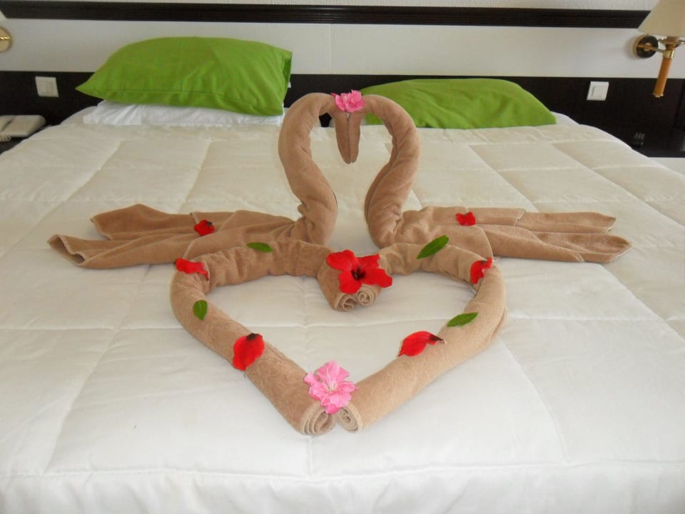 Unser Bett mit Handtuch-Verzierung Hotel El Mouradi Djerba Menzel