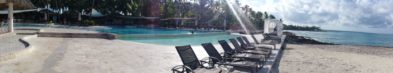 Übergang Pool und Strand Hotel Viva Dominicus Beach by Wyndham - All Inclusive Resort