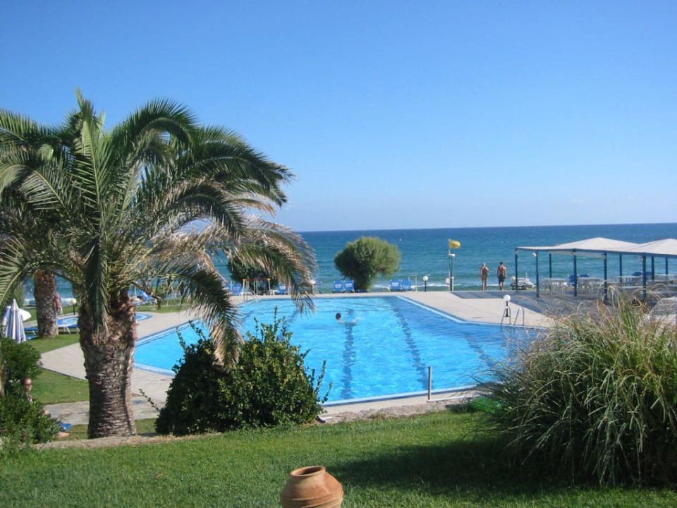 Herrlicher Blick auf Pool und das Meer Hotel Ariadne Beach