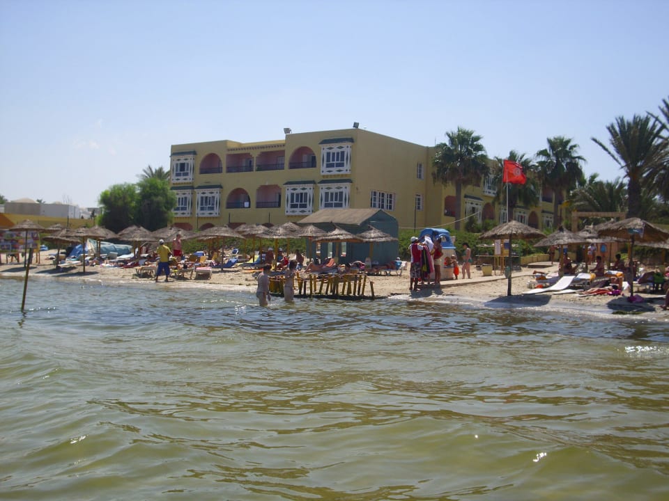 Strand mit Nebengebäude Houda Golf & Beach Club