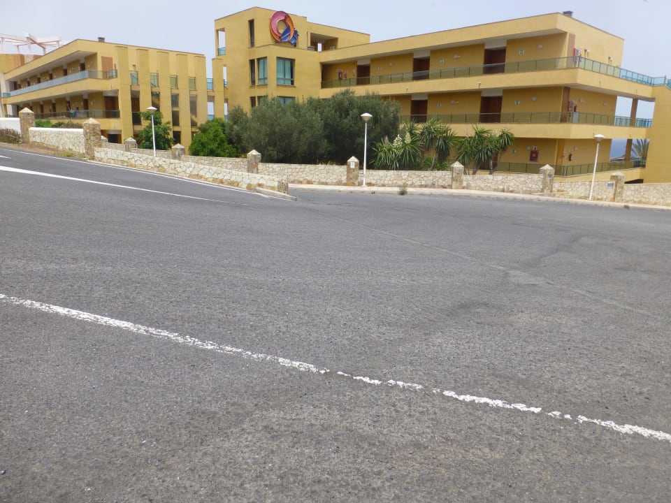 Hotel von der Straße aus gesehen SBH Club Paraiso Playa