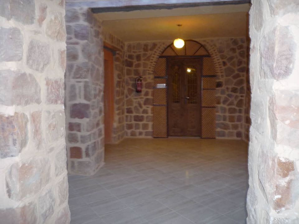 Eingang zum Zimmer Rohanou Beach Resort