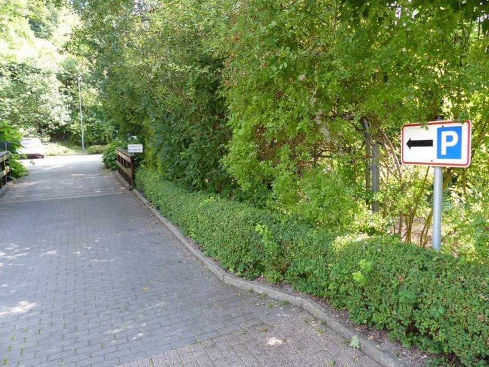 Zufahrt über den Bach zu weiteren Parkplätzen Hotel & Gasthaus Goldener Hirsch