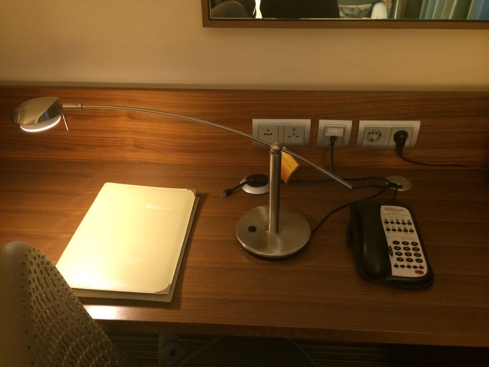 Mitten auf dem Schreibtisch, steht alles voll  Hilton Garden Inn Frankfurt Airport