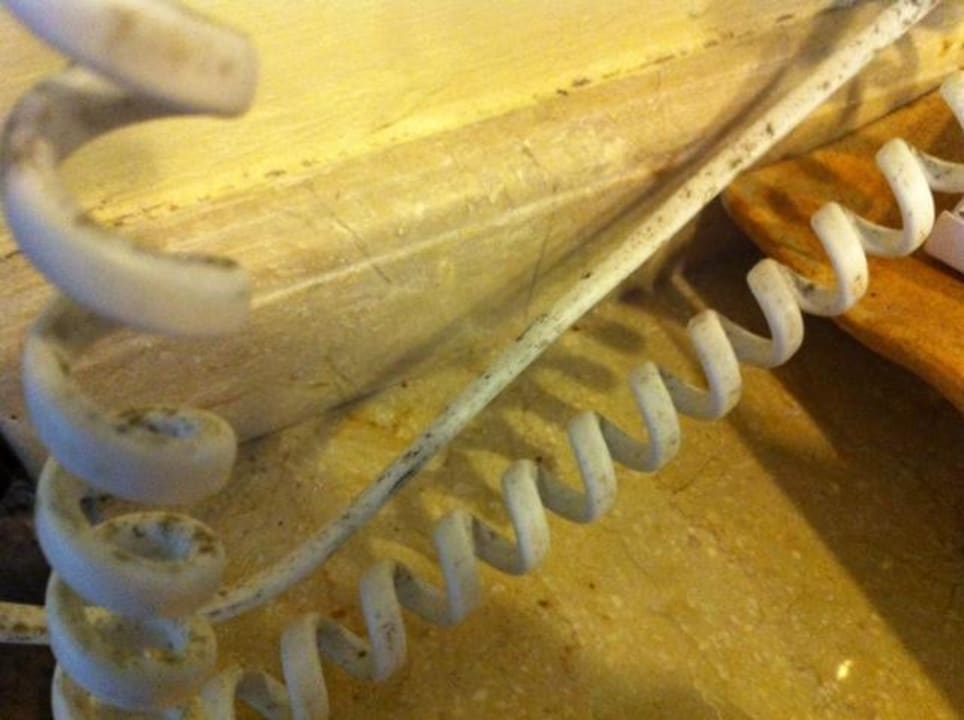 Kabel im Bad vom Fön, alles voller Schimmel Hotel Holiday Resort Lombok