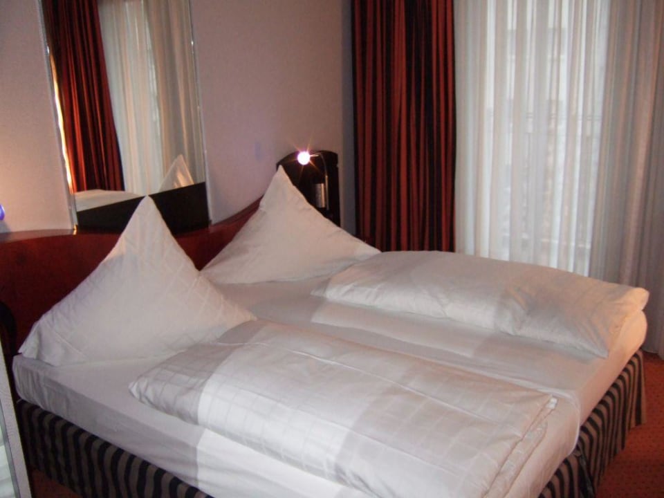 Zimmer / Doppelbett Hotel NEWBERLIN