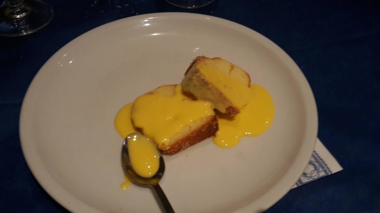 Ausgetrockneter Kuchen mit gelber Soße als Nachtis Hotel Al Faro