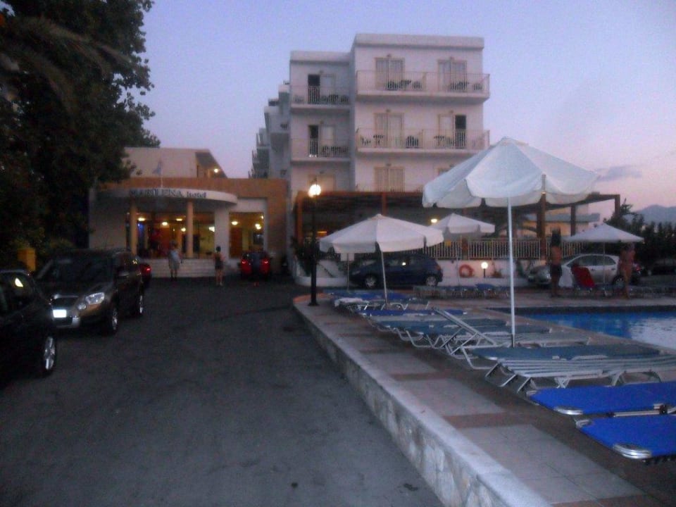 Eingang und Poolanlage Marilena Hotel