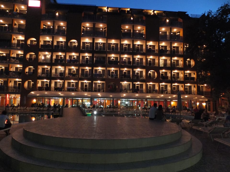 Innenseite mit Pool am Abend HVD Viva Club Hotel