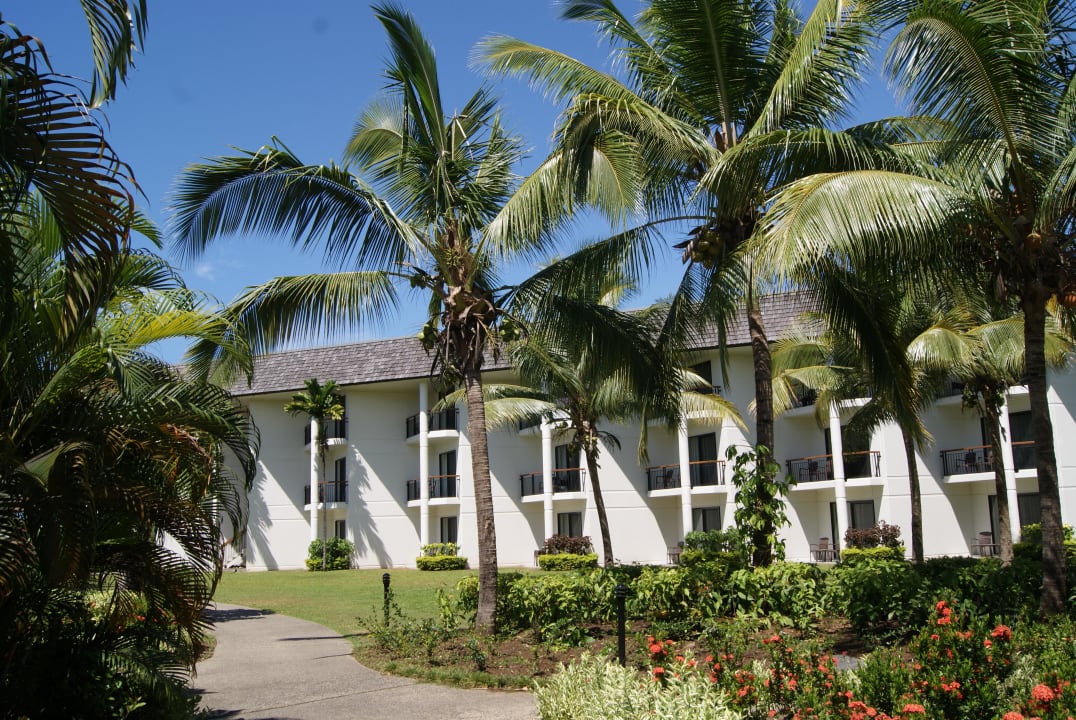 Blick aus der Gartenanlage auf das Hotel Hotel Sofitel Fiji Resort & Spa
