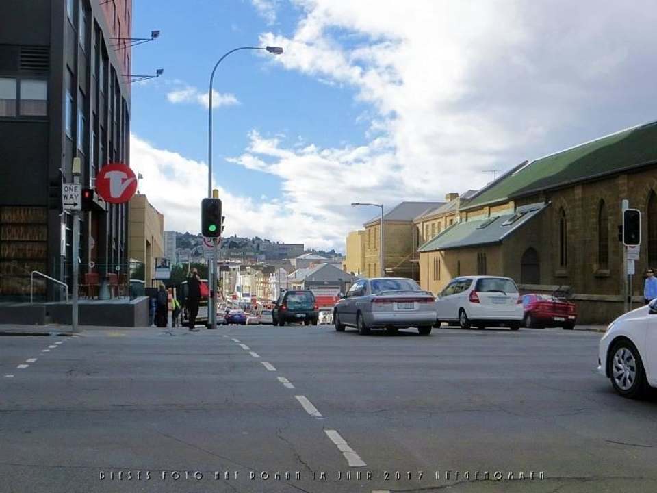Harrington Street. Links das Hotel. Travelodge Hobart