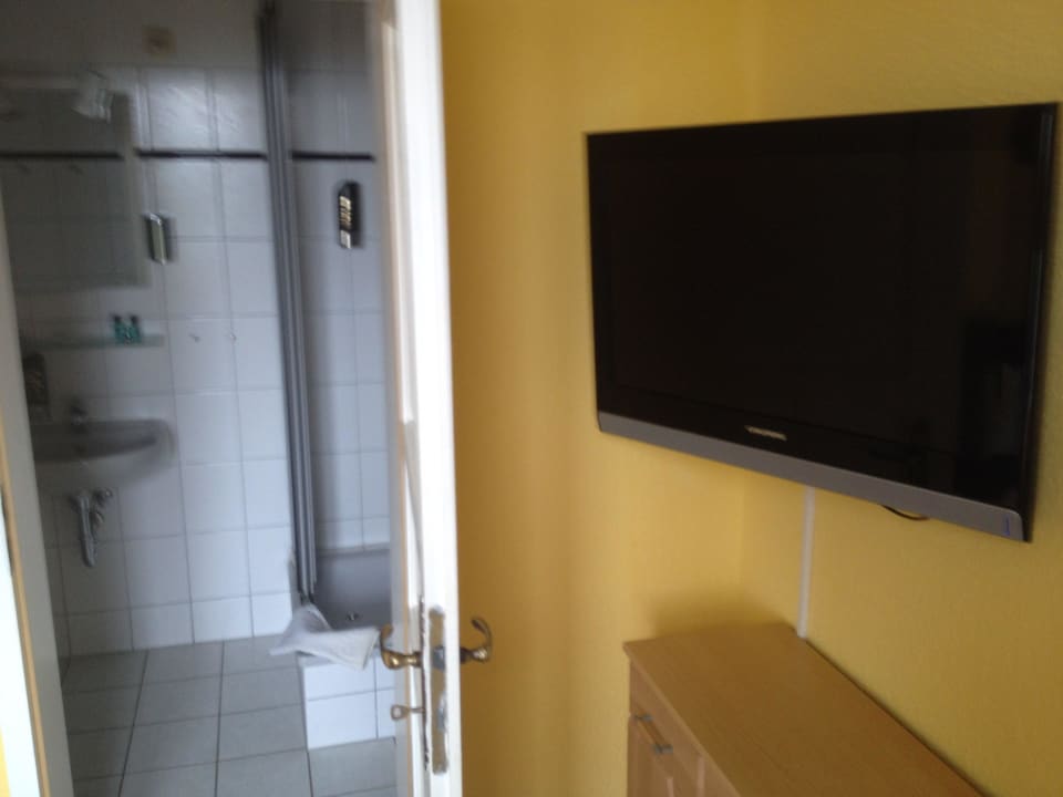 Fernseher im Wohnbereich mit Blick ins Bad Pension Haus Pommern